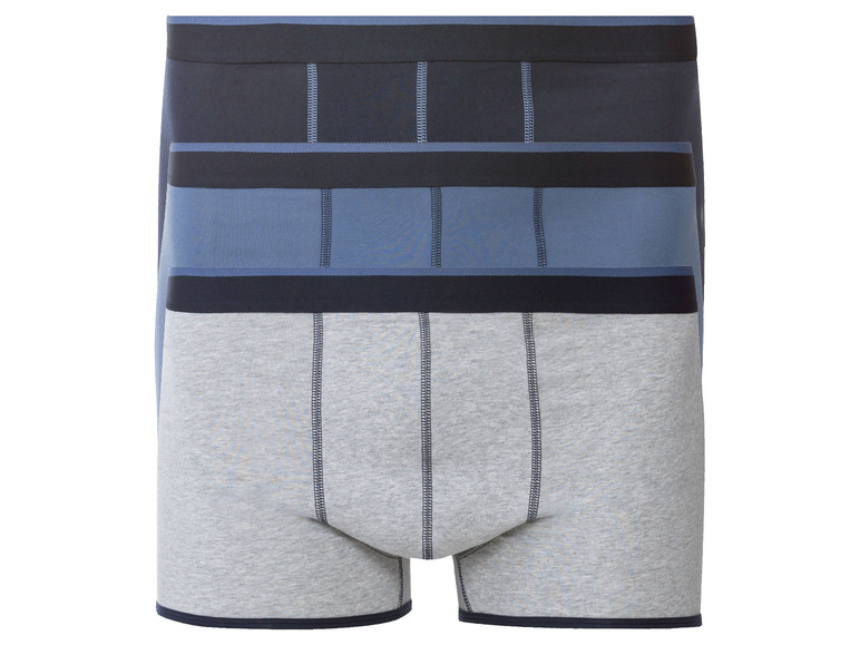 Drei Paar Boxershorts in Grau, Dunkelblau und Hellblau.