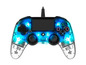Ein transparenter PlayStation-Controller mit blauer Beleuchtung.