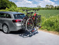 Zwei Fahrräder auf einem Eufab Premium 3 Fahrradträger an der Rückseite eines Autos.