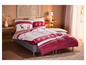 Ein roter Bettbezug mit Rentiermotiv auf einem Bett.
