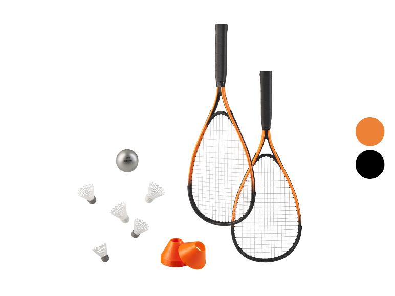 Set aus zwei orange-schwarzen Badmintonschlägern, einem silbernen Ball, Federbällen und orangefarbenen Hütchen.