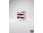Rosa Kinderregal mit Hirsch- und Igelmotiv, mit neun Stoffboxen.