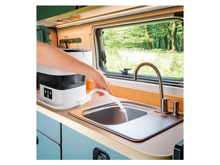 Tragbare Waschmaschine, die Wasser in ein Spülbecken im Wohnmobil ablässt.