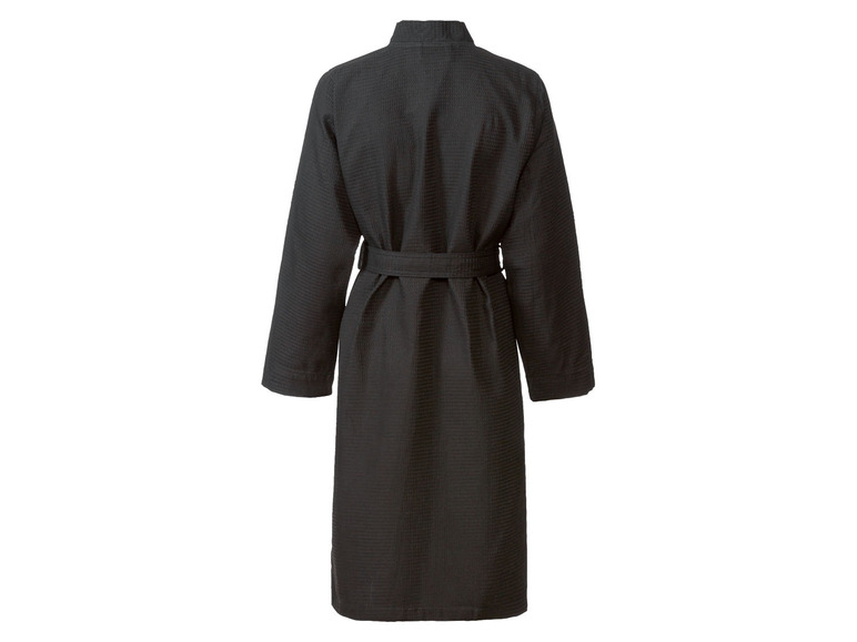 Ein schwarzer Bademantel mit Gürtel.