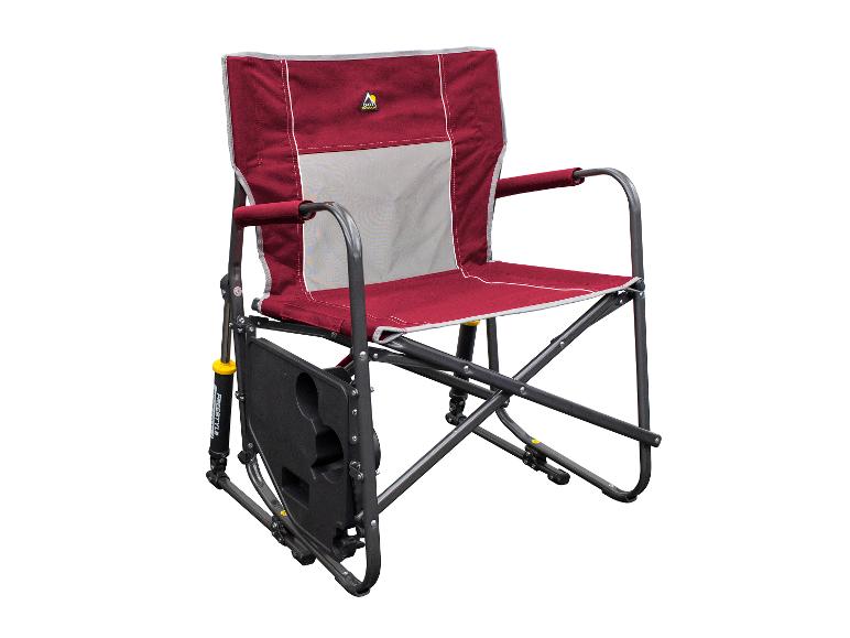 Ein roter Klappstuhl der Marke Go! Outdoors mit Getränkehalter.