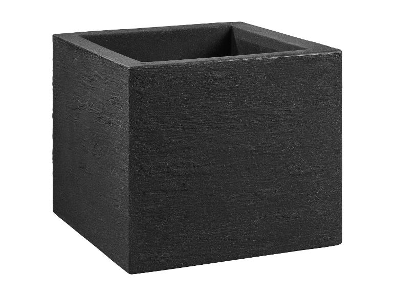 Quadratischer schwarzer Blumentopf mit rauer Textur.