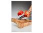 SILVERCREST® Premium Hackblock mit einer in der Luft geschnittenen roten Paprika.