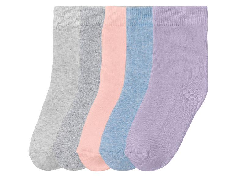 Vier Paar Socken in Grau, Rosa, Blau und Lila.