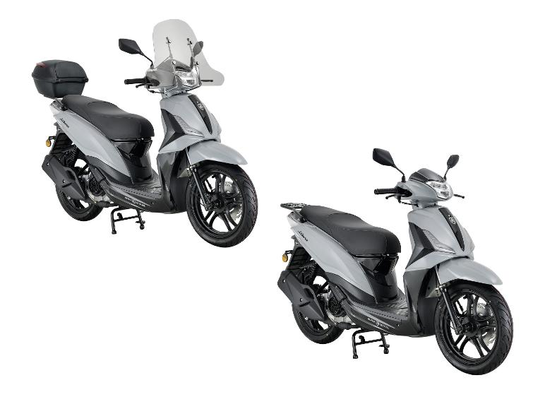 Zwei hellgraue Motorroller, einer mit Topcase und Windschutzscheibe, der andere ohne.