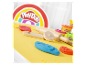 Kinderspielset mit Play-Doh Knete und Holzzubehör.