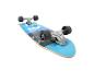 Blaues Longboard mit silbernen Trucks.