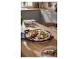 SILVERCREST® Gusseisen-Pizzaplatte mit frisch gebackener Pizza auf einem Holztisch