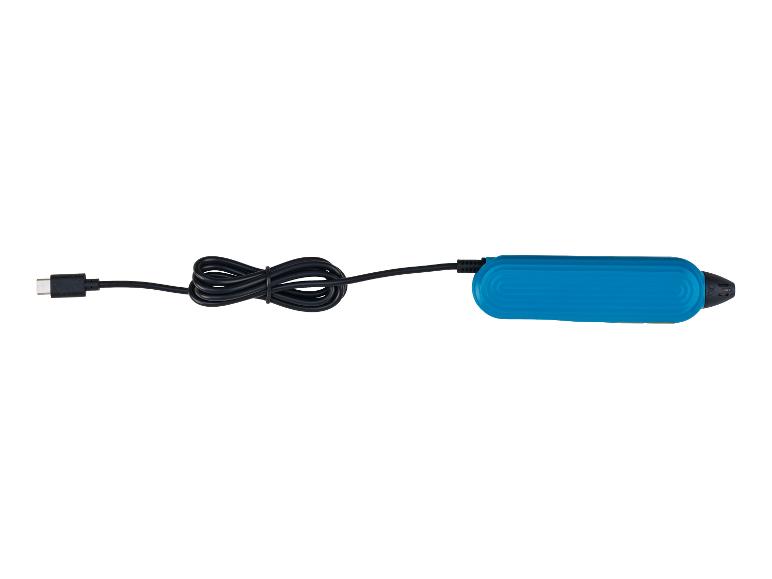 Ein blauer 3D-Stift mit einem aufgewickelten schwarzen USB-C-Kabel.
