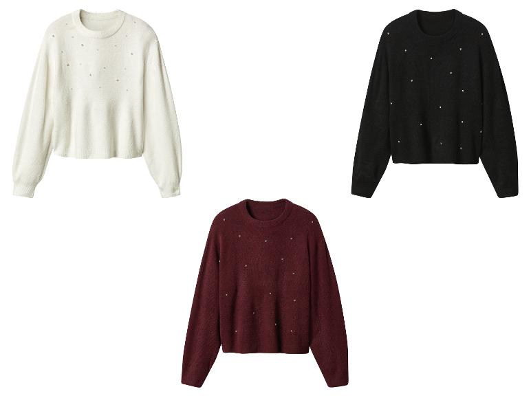 Drei Perlenpullover in Weiß, Schwarz und Burgunderrot.