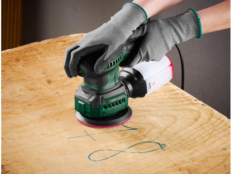 Eine Person schleift ein Holzbrett mit einem Exzenterschleifer.