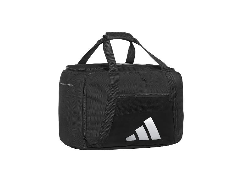Schwarze Sporttasche mit Griffen, Reißverschlüssen und weißem Logo, mit der Aufschrift „COMBAT SPORTS“.