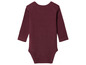 Ein dunkelroter Baby-Body mit langen Ärmeln.