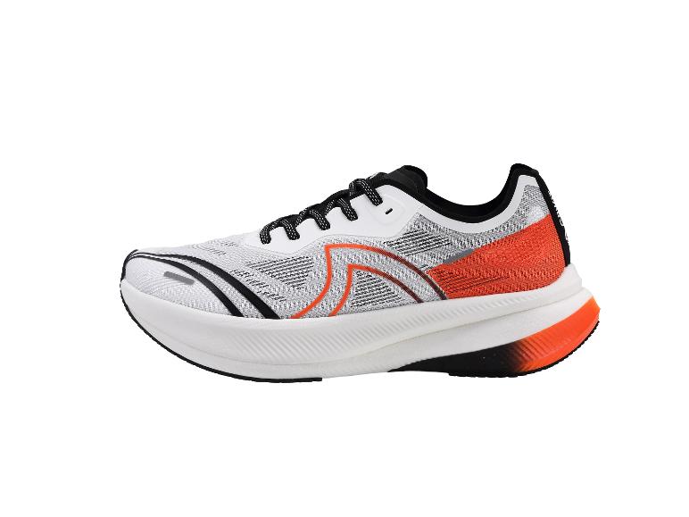 Weißer Laufschuh mit orangefarbenen und schwarzen Akzenten, Seitenansicht.