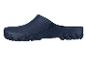 Ein dunkelblauer Clog mit einem groben Profil.