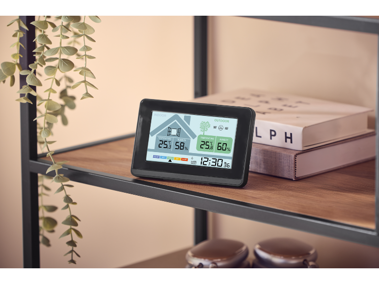 Digitales Thermometer und Hygrometer zeigt Innen- und Außentemperatur sowie Luftfeuchtigkeit an.