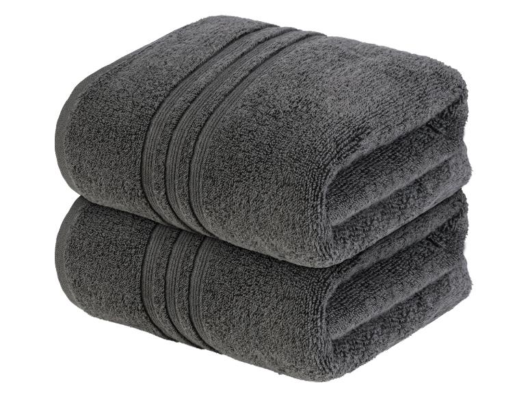 Zwei graue Handtücher übereinander gestapelt.