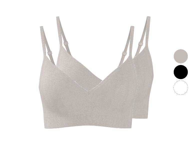 Zwei beige gerippte Bralettes mit verstellbaren Trägern, begleitet von Farbmustern.