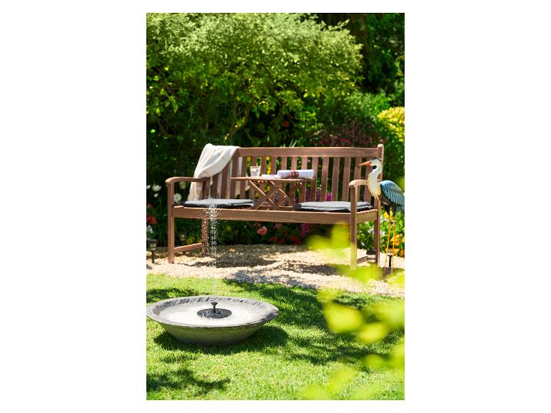 Gartenbank mit Beistelltisch, Vogelornament und solarbetriebenem Wasserspiel.