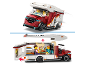 Spielzeug-Wohnmobil mit zwei Minifiguren, zeigt Außen- und Innenansicht mit offenem Dach und Seite.