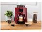 Rote Kaffeemaschine mit verschiedenen Kaffeegetränken und Bohnen auf einer Holztheke.
