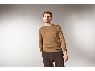 Mann in einem eleganten braunen Pullover und einer dunklen Hose.