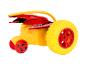 Ein gelbes und rotes Spielzeugauto mit großen Rädern.