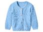 Hellblaue gestrickte Baby-Strickjacke mit Holzknöpfen.