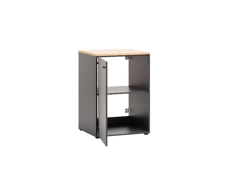 Grauer Büroschrank mit heller Holzplatte und offener Tür, die ein Regal zeigt.