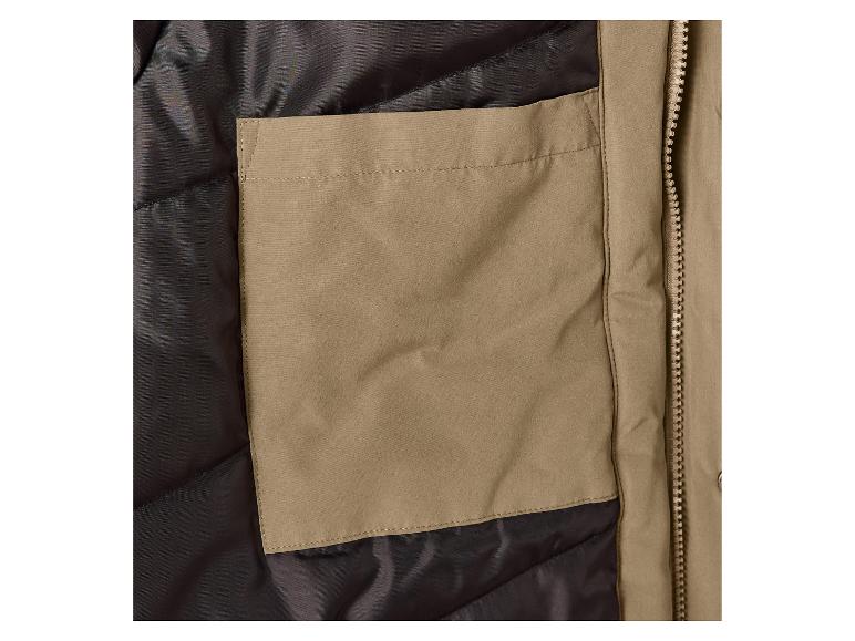 Nahaufnahme des Innenfutters einer beigen Jacke mit Tasche und Reißverschluss.