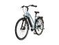 Hellblaues City-E-Bike mit Gepäckträger hinten und Vorderlicht.