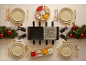 Elektrischer Raclette-Grill auf einem dekorierten Weihnachtstisch.