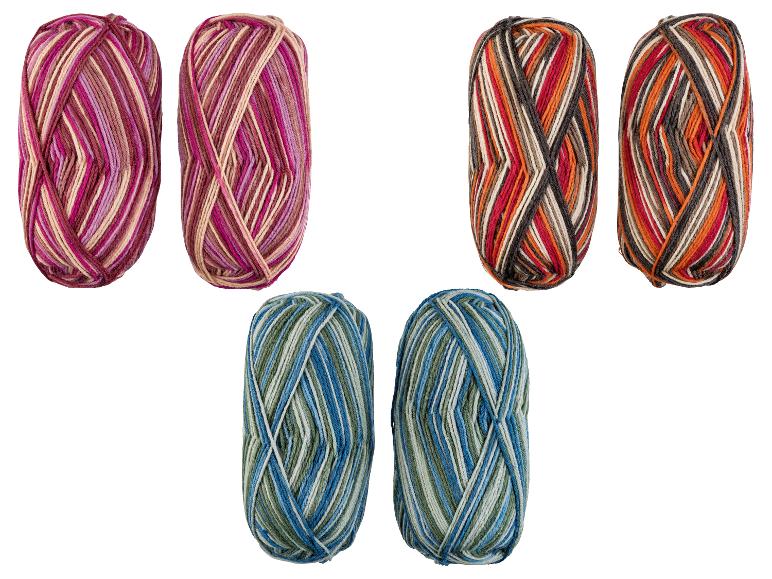 Drei bunte Garnknäule zum Stricken.