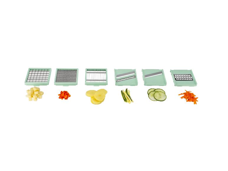 Verschiedene Gemüseschneider-Aufsätze mit gewürfelten Kartoffeln, Paprika, Gurken und geraspelten Karotten.