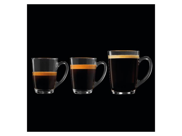 Drei Glasbecher mit unterschiedlichen Mengen Espresso, von klein bis groß.