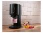 Schwarze Eis- und Dessertmaschine mit Digitalanzeige, neben einer Schale Himbeereis.