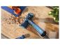 Elektrischer Wischmopp reinigt verschüttete Flüssigkeiten und Schmutz auf Holzboden.