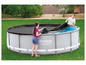 Ein Bestway Power Steel Pool mit einer schwarzen Abdeckung.