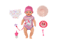 Puppe mit rosa Mütze und Kleidung, Windel, Töpfchen, Schnuller, Flasche und Löffel.