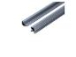 Zwei graue Aluminiumprofile mit unterschiedlichen Texturen, diagonal positioniert.