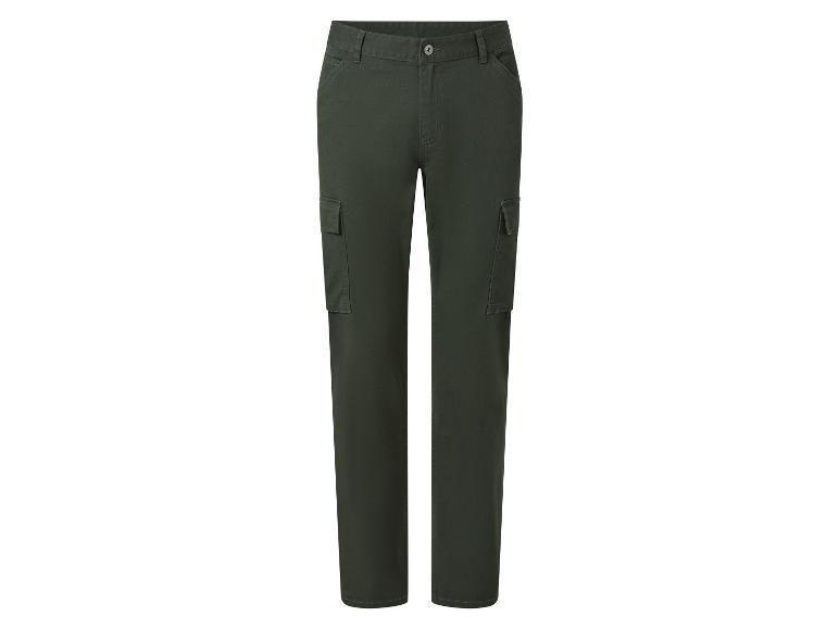 Dunkelgrüne Cargohose mit Seitentaschen.
