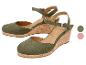 Grüne Keilsandalen mit Korksohle und Knöchelriemen.