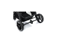Detail eines schwarzen Kinderwagens mit Rädern und Fußstütze.