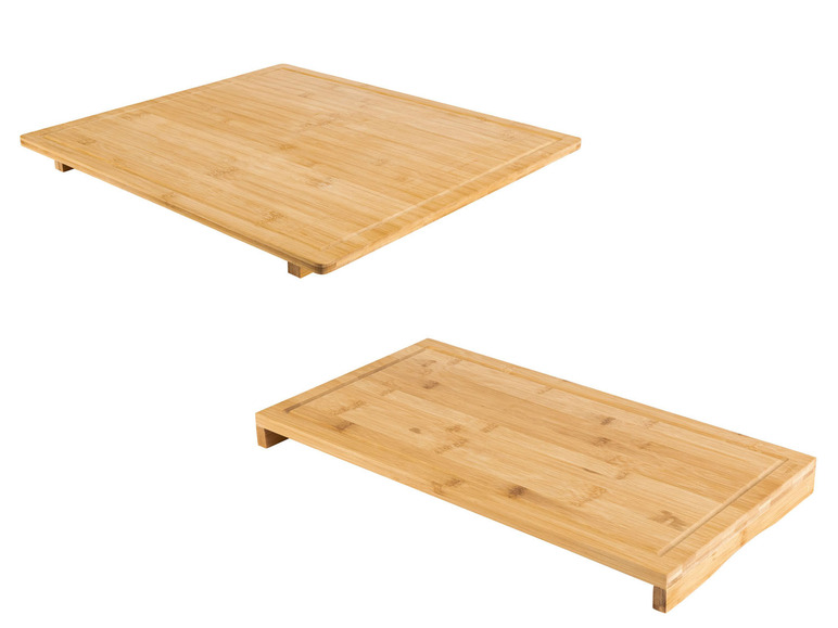 Zwei Bambus-Schneidebretter.