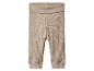 Gerippte beige Babyhose mit umklappbarem Bund.