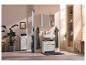 Modernes Badezimmer mit weißem Waschbeckenunterschrank, Spiegelschrank und Hochschrank mit Holzdetails.